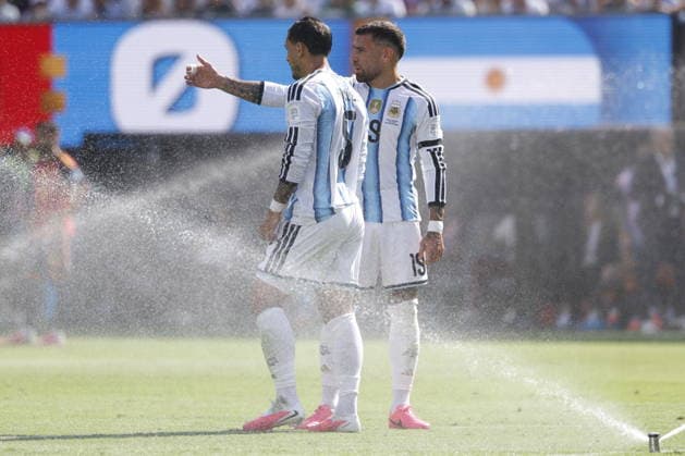 FIFA World Cup, WM, Weltmeisterschaft, Fussball 2026 final - Spain vs Argentina Leandro Paredes (L) and Nicolas Otamendi of Argentina react during a hydration break in the FIFA World Cup 2026 final match Spain against Argentina, in New Jersey, USA, 19 July 2026. EAST RUTHERFORD United States  Copyright: xSHAWNxTHEWx
