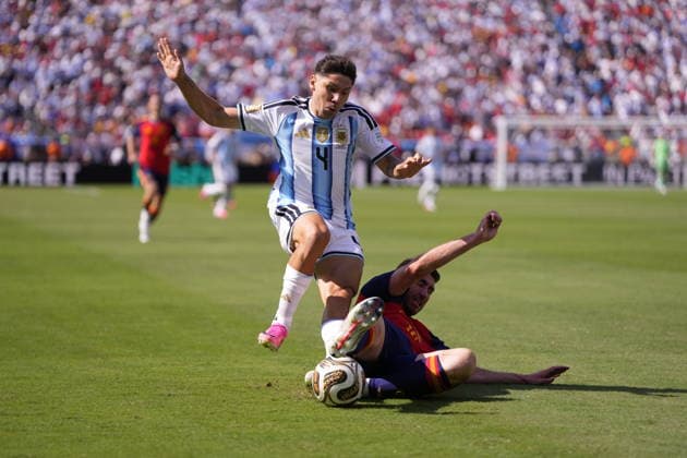 Spain v Argentina - FIFA World Cup, WM, Weltmeisterschaft, Fussball 2026 - Final EAST RUTHERFORD, NEW JERSEY - JULY 19: Gonzalo Montiel of Argentina and Aymeric Laporte of Spain compete for the ball during the FIFA World Cup 2026 Final match between Spain and Argentina at New York New Jersey Stadium in East Rutherford, New Jersey, USA on July 19, 2026. Jose Hernandez Anadolu New Jersey United States. Editorial use only. Please get in touch for any other usage.  Copyright: x2026xAnadoluxJosexHernandezx