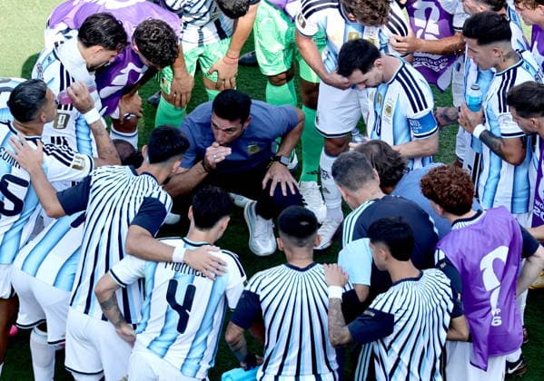 FIFA World Cup, WM, Weltmeisterschaft, Fussball 2026 final - Spain vs Argentina Argentina s head coach Lionel Scaloni talks to his players during a hydration break in the FIFA World Cup 2026 final match Spain against Argentina, in New Jersey, USA, 19 July 2026. EAST RUTHERFORD United States  Copyright: xRONALDxWITTEKx