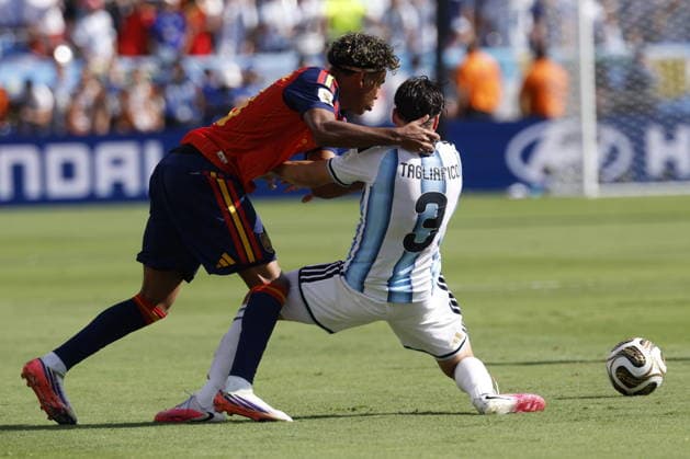 FIFA World Cup, WM, Weltmeisterschaft, Fussball 2026 final - Spain vs Argentina Lamine Yamal of Spain (L) and Nicolas Tagliafico of Argentina in action during the FIFA World Cup 2026 final match Spain against Argentina, in New Jersey, USA, 19 July 2026. EAST RUTHERFORD United States  Copyright: xSHAWNxTHEWx
