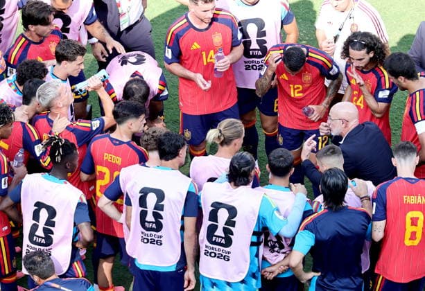 FIFA World Cup, WM, Weltmeisterschaft, Fussball 2026 final - Spain vs Argentina Spain s head coach Luis de la Fuente talks to his players during a hydration break in the FIFA World Cup 2026 final match Spain against Argentina, in New Jersey, USA, 19 July 2026. EAST RUTHERFORD United States  Copyright: xRONALDxWITTEKx