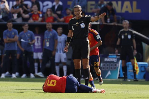 FIFA World Cup, WM, Weltmeisterschaft, Fussball 2026 final - Spain vs Argentina Slovenian referee Slavko Vincic reacts during the FIFA World Cup 2026 final match Spain against Argentina, in New Jersey, USA, 19 July 2026. EAST RUTHERFORD United States  Copyright: xSHAWNxTHEWx