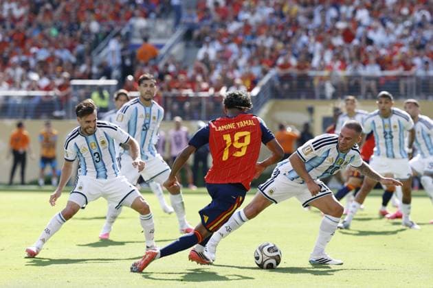 EAST RUTHERFORD, NEW JERSEY - (LR) Nicolas Tagliafico of Argentina, Lamine Yamal of Spain, Alexis Mac Allister of Argentina during the 2026 FIFA World Cup, WM, Weltmeisterschaft, Fussball final between Spain and Argentina at the New York New Jersey Stadium on July 19, 2026, in East Rutherford, New Jersey, United States. MAURICE VAN STEEN ANP World Cup Soccer 2026 xVIxANPxSportx xMauricexvanxSteenxIVx 563868514 originalFilename: 563868514.jpg