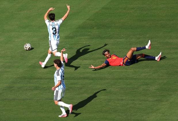 US Soccer World Cup Spain - Argentina 9208745 19.07.2026 Argentina s Julian Alvarez, Argentina s Nicolas Tagliafico and Spain s Lamine Yamal in action during the FIFA World Cup, WM, Weltmeisterschaft, Fussball 2026 final soccer match between Spain and Argentina at New York New Jersey Stadium in East Rutherford, New Jersey, the United States. Nafis Sirazetdinov Sputnik East Rutherford New Jersey USA  Copyright: xNafisxSirazetdinovx