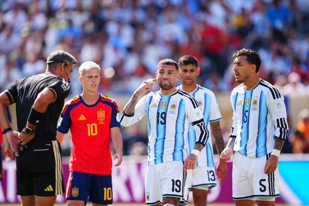 Spain v Argentina - FIFA World Cup, WM, Weltmeisterschaft, Fussball 2026 - Final EAST RUTHERFORD, NEW JERSEY - JULY 19: Nicolas Otamendi (19) of Argentina argues with the referee Slavko Vincic during the FIFA World Cup 2026 Final match between Spain and Argentina at New York New Jersey Stadium in East Rutherford, New Jersey, USA on July 19, 2026. Evrim Aydin Anadolu New Jersey United States. Editorial use only. Please get in touch for any other usage.  Copyright: x2026xAnadoluxEvrimxAydinx