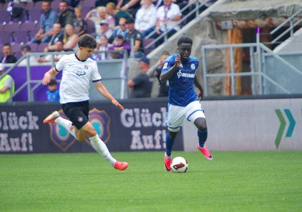 Christian Gomis (Schalke) im Angriff , links Christoph Pauling (Aue) Fußball Testspiel FC Erzgebirge Aue - FC Schalke 04 2:4 am 19.7.2026 Erzgebirge Aue - Schalke 04 *** Christian Gomis, Schalke, on the attack; on the left, Christoph Pauling, Aue. Soccer friendly: FC Erzgebirge Aue vs. FC Schalke 04, 2–4, on July 19, 2026. Erzgebirge Aue, Schalke 04