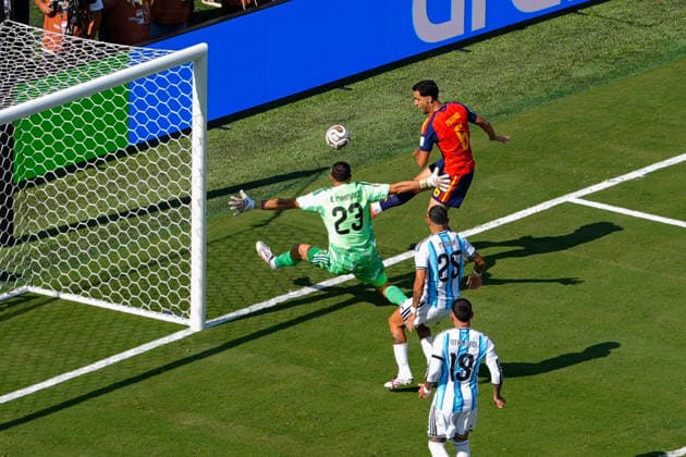 Emiliano Martinez (Argentina, 23) im Zweikampf gegen Mikel Merino (Spain, 6) FIFA World Cup, WM, Weltmeisterschaft, Fussball 2026 Final: Spanien v Argentinien 19 July 2026, FIFA World Cup 2026 Finale: Spanien v Argentinien (Final) at New York New Jersey Stadium in East Rutherford, New Jersey, USA. Photo: Marco Bader *** Emiliano Martínez (Argentina), 23, in a one-on-one with Mikel Merino (Spain), 6, FIFA World Cup 2026 Final: Spain vs. Argentina, July 19, 2026, 2026 FIFA World Cup Final: Spain vs. Argentina at New York New Jersey Stadium in East Rutherford, New Jersey, USA. Photo by Marco Bader Copyright: HMBxMedia xMarcoxBader