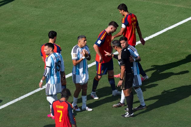 Slavko Vincic (Referee) ermahnt Facundo Medina (Argentina, 25) FIFA World Cup, WM, Weltmeisterschaft, Fussball 2026 Final: Spanien v Argentinien 19 July 2026, FIFA World Cup 2026 Finale: Spanien v Argentinien (Final) at New York New Jersey Stadium in East Rutherford, New Jersey, USA. Photo: Marco Bader *** Referee Slavko Vincic cautions Facundo Medina of Argentina, 25, during the 2026 FIFA World Cup Final between Spain and Argentina on July 19, 2026, 2026 FIFA World Cup Final: Spain vs. Argentina at New York New Jersey Stadium in East Rutherford, New Jersey, USA. Photo by Marco Bader Copyright: HMBxMedia xMarcoxBader