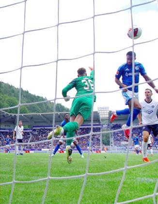 Kopfball von Moussa Sylla (Schalke) zum 0:1, Torhüter Max Uhlig (Aue, links) kommt zu spät. Fußball Testspiel FC Erzgebirge Aue - FC Schalke 04 2:4 am 19.7.2026 Erzgebirge Aue - Schalke 04 *** Header by Moussa Sylla gives Schalke a 0–1 lead; Aue goalkeeper Max Uhlig, on the left, is too late. Soccer friendly: FC Erzgebirge Aue vs. FC Schalke 04, 2–4 on July 19, 2026. Erzgebirge Aue vs. Schalke 04