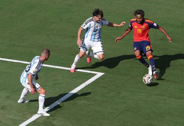 FIFA World Cup, WM, Weltmeisterschaft, Fussball 2026 final - Spain vs Argentina Lamine Yamal of Spain (R) and Nicolas Tagliafico of Argentina in action during the FIFA World Cup 2026 final match Spain against Argentina, in New Jersey, USA, 19 July 2026. EAST RUTHERFORD United States  Copyright: xSARAHxYENESELx