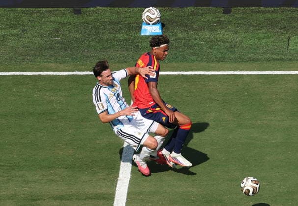 FIFA World Cup, WM, Weltmeisterschaft, Fussball 2026 final - Spain vs Argentina Lamine Yamal of Spain (R) and Valentin Barco of Argentina in action during the FIFA World Cup 2026 final match Spain against Argentina, in New Jersey, USA, 19 July 2026. EAST RUTHERFORD United States  Copyright: xSARAHxYENESELx