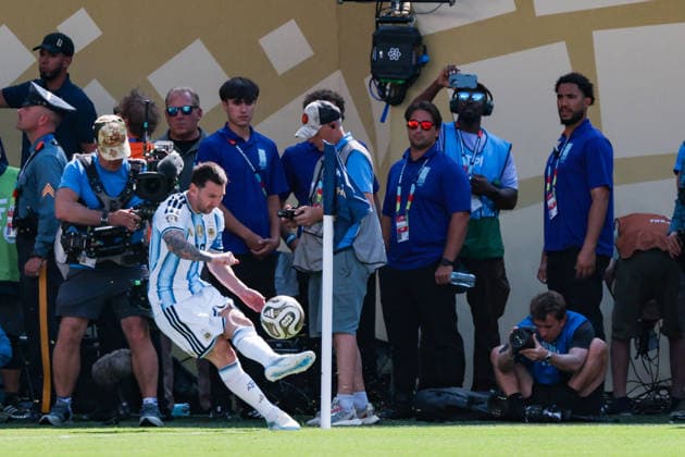 Lionel Messi of Argentina takes a corner kick during a FIFA Men’s World Cup 2026 Final match between Spain and Argentina at New York New Jersey Stadium, in New Jersey on July 19th 2026 (Photo by Leo Barrilari SPP)  Copyright: xLeoxBarrilari SPPx Sportspressphoto_SPR193890