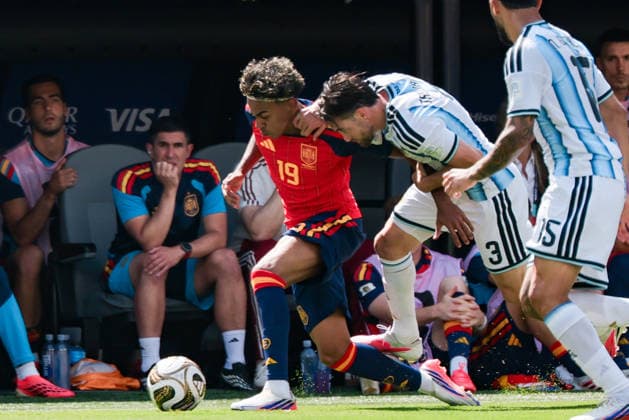 Lamine Yamal of Spain (L) runs with the ball under pressure from Nicolas Tagliafico of Argentina (R) during a FIFA Men’s World Cup 2026 Final match between Spain and Argentina at New York New Jersey Stadium, in New Jersey on July 19th 2026 (Photo by Leo Barrilari SPP)  Copyright: xLeoxBarrilari SPPx Sportspressphoto_SPR193891