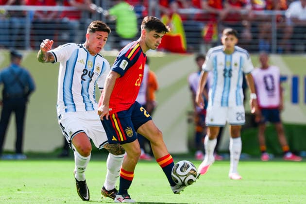 Pedri of Spain (R) passes the ball under pressure from Enzo Fernandez of Argentina (L) during a FIFA Men’s World Cup 2026 Final match between Spain and Argentina at New York New Jersey Stadium, in New Jersey on July 19th 2026 (Photo by Leo Barrilari SPP)  Copyright: xLeoxBarrilari SPPx Sportspressphoto_SPR193894