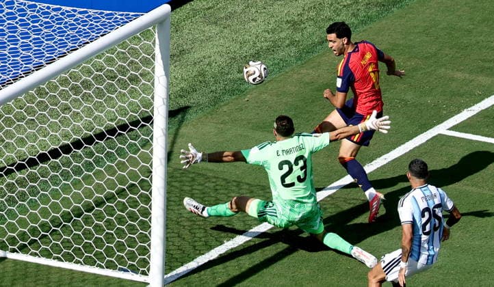 FIFA World Cup, WM, Weltmeisterschaft, Fussball 2026 final - Spain vs Argentina Mikel Merino of Spain in action against goalkeeper Emiliano Martinez of Argentina during the FIFA World Cup 2026 final match Spain against Argentina, in New Jersey, USA, 19 July 2026. EAST RUTHERFORD United States  Copyright: xRONALDxWITTEKx
