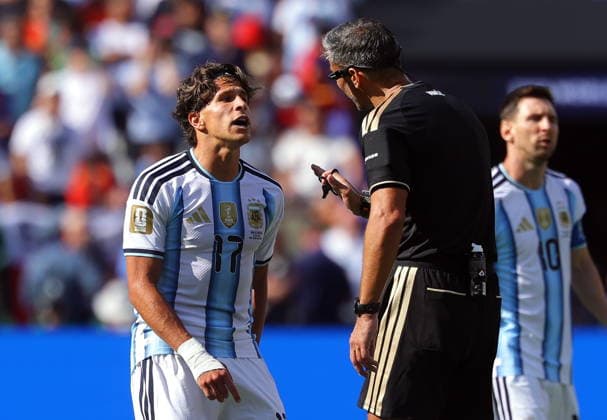 FIFA World Cup, WM, Weltmeisterschaft, Fussball 2026 final - Spain vs Argentina Giuliano Simeone of Argentina (L) and referee Slavko Vincic argue during the FIFA World Cup 2026 final match Spain against Argentina, in New Jersey, USA, 19 July 2026. EAST RUTHERFORD United States  Copyright: xCHRISTOPHERxNEUNDORFx