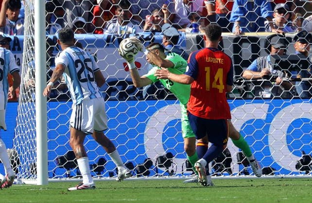 FIFA World Cup, WM, Weltmeisterschaft, Fussball 2026 final - Spain vs Argentina Goalkeeper Emiliano Martinez of Argentina makes a save during the FIFA World Cup 2026 final match Spain against Argentina, in New Jersey, USA, 19 July 2026. EAST RUTHERFORD United States  Copyright: xCHRISTOPHERxNEUNDORFx