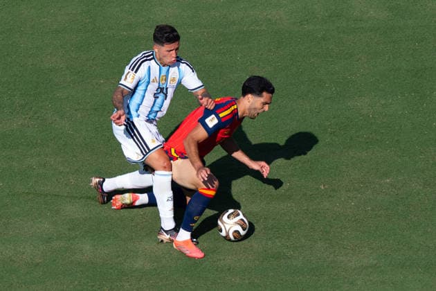 Enzo Fernandez (Argentina, 24) foult Mikel Merino (Spain, 6) FIFA World Cup, WM, Weltmeisterschaft, Fussball 2026 Final: Spanien v Argentinien 19 July 2026, FIFA World Cup 2026 Finale: Spanien v Argentinien (Final) at New York New Jersey Stadium in East Rutherford, New Jersey, USA. Photo: Marco Bader *** Enzo Fernández (Argentina, 24) fouls Mikel Merino (Spain, 6) in the 2026 FIFA World Cup Final between Spain and Argentina on July 19, 2026, 2026 FIFA World Cup Final: Spain vs. Argentina at New York New Jersey Stadium in East Rutherford, New Jersey, USA. Photo by Marco Bader Copyright: HMBxMedia xMarcoxBader