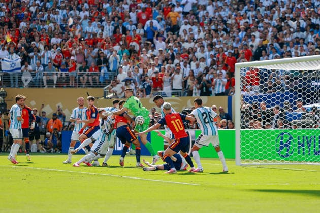 2026 FIFA World Cup, WM, Weltmeisterschaft, Fussball Final Spain v Argentina New York New Jersey Stadium 19.07.2026 Confusion in the box 2026 FIFA World Cup Final Spain v Argentina New York New Jersey Stadium 19.07.2026 Photograph By Marc Aspland The Times  Copyright: xMarcxAsplandx NINTCHDBPICT001096409786