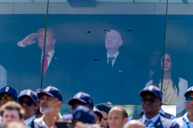 19.07.2026, Fussball Weltmeisterschaft 2026 in den USA, Finale, Spanien - Argentinien, im MetLife Stadium (New York New Jersey (East Rutherford)), Ehrengäste hinter Glas, US-Präsident Donald Trump (li), Gianni Infantino (SUI, FIFA-Präsident), ***FIFA regulations prohibit any use of photographs as image sequences and or quasi-video. EDITORIAL USE ONLY*** *** July 19, 2026, 2026 FIFA World Cup in the U.S., Final, Spain vs. Argentina, at MetLife Stadium in East Rutherford, New York New Jersey, guests of honor behind glass, U.S. President Donald Trump (left), Gianni Infantino (SUI), FIFA President, ***FIFA regulations prohibit any use of photographs as image sequences and or quasi-video. EDITORIAL USE ONLY***