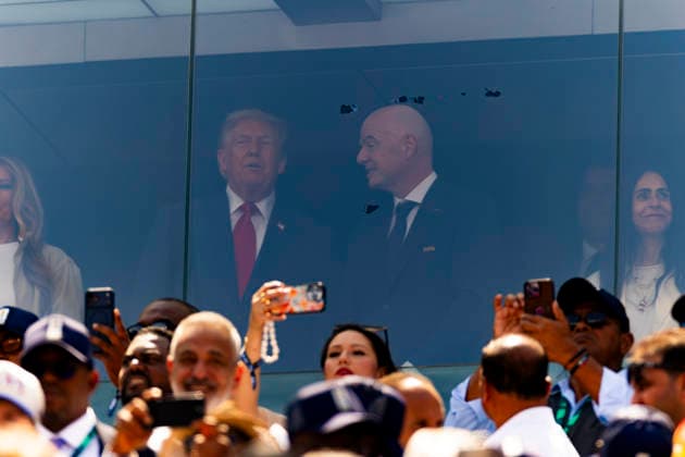 19.07.2026, Fussball Weltmeisterschaft 2026 in den USA, Finale, Spanien - Argentinien, im MetLife Stadium (New York New Jersey (East Rutherford)), Ehrengäste hinter Glas, US-Präsident Donald Trump (li), Gianni Infantino (SUI, FIFA-Präsident), ***FIFA regulations prohibit any use of photographs as image sequences and or quasi-video. EDITORIAL USE ONLY*** *** July 19, 2026, 2026 FIFA World Cup in the U.S., Final, Spain vs. Argentina, at MetLife Stadium in East Rutherford, New York New Jersey; guests of honor behind glass; U.S. President Donald Trump (left), Gianni Infantino (SUI), FIFA President, ***FIFA regulations prohibit any use of photographs as image sequences and or quasi-video. EDITORIAL USE ONLY***