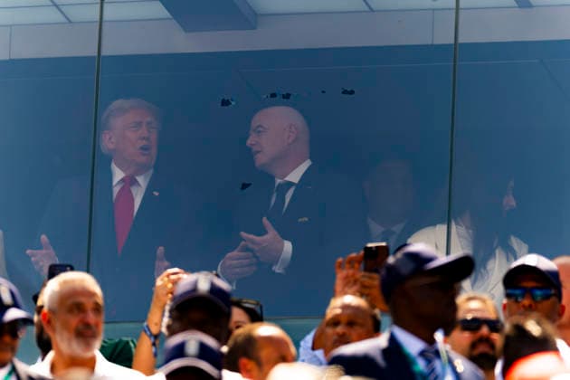 19.07.2026, Fussball Weltmeisterschaft 2026 in den USA, Finale, Spanien - Argentinien, im MetLife Stadium (New York New Jersey (East Rutherford)), Ehrengäste hinter Glas, US-Präsident Donald Trump (li), Gianni Infantino (SUI, FIFA-Präsident), ***FIFA regulations prohibit any use of photographs as image sequences and or quasi-video. EDITORIAL USE ONLY*** *** July 19, 2026, 2026 FIFA World Cup in the U.S., Final, Spain vs. Argentina, at MetLife Stadium in East Rutherford, New York New Jersey; guests of honor behind glass; U.S. President Donald Trump (left), Gianni Infantino (SUI), FIFA President, ***FIFA regulations prohibit any use of photographs as image sequences and or quasi-video. EDITORIAL USE ONLY***