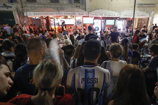 Supporters of Spain and Argentina in Rome during the FIFA World Cup, WM, Weltmeisterschaft, Fussball final ROME, ITALY - JULY 19: Supporters of Spain and Argentina gather in Rome s Campo de Fiori to watch the FIFA World Cup final between their teams, broadcast on outdoor television screens at bars and restaurants around the square, in Rome, Italy, on July 19, 2026. Riccardo De Luca Anadolu Rome Italy. Editorial use only. Please get in touch for any other usage.  Copyright: x2026xAnadoluxRiccardoxDexLucax