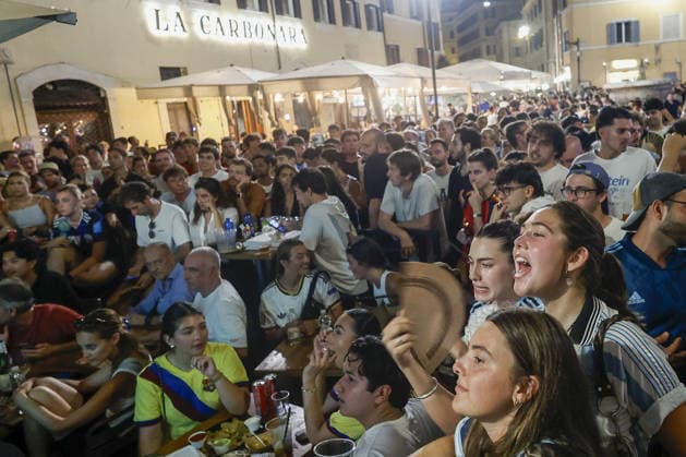 Supporters of Spain and Argentina in Rome during the FIFA World Cup, WM, Weltmeisterschaft, Fussball final ROME, ITALY - JULY 19: Supporters of Spain and Argentina gather in Rome s Campo de Fiori to watch the FIFA World Cup final between their teams, broadcast on outdoor television screens at bars and restaurants around the square, in Rome, Italy, on July 19, 2026. Riccardo De Luca Anadolu Rome Italy. Editorial use only. Please get in touch for any other usage.  Copyright: x2026xAnadoluxRiccardoxDexLucax