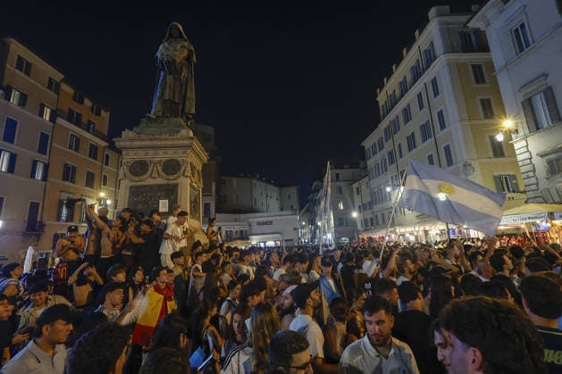 Supporters of Spain and Argentina in Rome during the FIFA World Cup, WM, Weltmeisterschaft, Fussball final ROME, ITALY - JULY 19: Supporters of Spain and Argentina gather in Rome s Campo de Fiori to watch the FIFA World Cup final between their teams, broadcast on outdoor television screens at bars and restaurants around the square, in Rome, Italy, on July 19, 2026. Riccardo De Luca Anadolu Rome Italy. Editorial use only. Please get in touch for any other usage.  Copyright: x2026xAnadoluxRiccardoxDexLucax