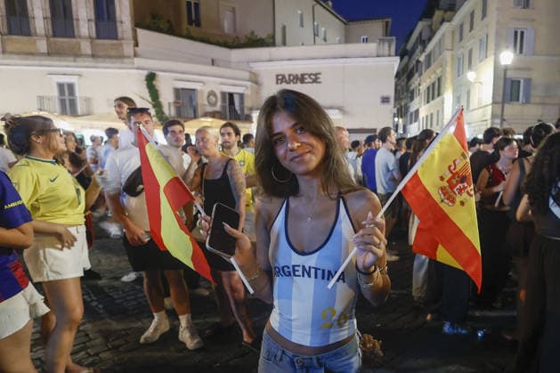 Supporters of Spain and Argentina in Rome during the FIFA World Cup, WM, Weltmeisterschaft, Fussball final ROME, ITALY - JULY 19: Supporters of Spain and Argentina gather in Rome s Campo de Fiori to watch the FIFA World Cup final between their teams, broadcast on outdoor television screens at bars and restaurants around the square, in Rome, Italy, on July 19, 2026. Riccardo De Luca Anadolu Rome Italy. Editorial use only. Please get in touch for any other usage.  Copyright: x2026xAnadoluxRiccardoxDexLucax