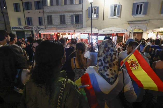 Supporters of Spain and Argentina in Rome during the FIFA World Cup, WM, Weltmeisterschaft, Fussball final ROME, ITALY - JULY 19: Supporters of Spain and Argentina gather in Rome s Campo de Fiori to watch the FIFA World Cup final between their teams, broadcast on outdoor television screens at bars and restaurants around the square, in Rome, Italy, on July 19, 2026. Riccardo De Luca Anadolu Rome Italy. Editorial use only. Please get in touch for any other usage.  Copyright: x2026xAnadoluxRiccardoxDexLucax