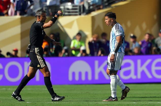 FIFA World Cup, WM, Weltmeisterschaft, Fussball 2026 final - Spain vs Argentina Enzo Fernandez of Argentina (R) gets the yellow card by referee Slavko Vincic during the FIFA World Cup 2026 final match Spain against Argentina, in New Jersey, USA, 19 July 2026. EAST RUTHERFORD United States  Copyright: xCHRISTOPHERxNEUNDORFx