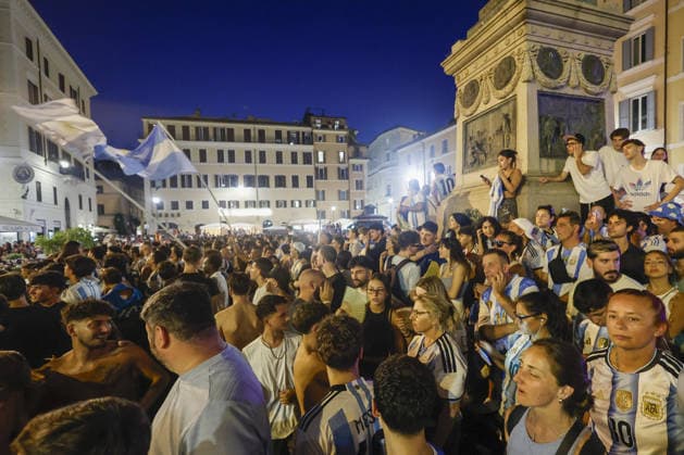 Supporters of Spain and Argentina in Rome during the FIFA World Cup, WM, Weltmeisterschaft, Fussball final ROME, ITALY - JULY 19: Supporters of Spain and Argentina gather in Rome s Campo de Fiori to watch the FIFA World Cup final between their teams, broadcast on outdoor television screens at bars and restaurants around the square, in Rome, Italy, on July 19, 2026. Riccardo De Luca Anadolu Rome Italy. Editorial use only. Please get in touch for any other usage.  Copyright: x2026xAnadoluxRiccardoxDexLucax