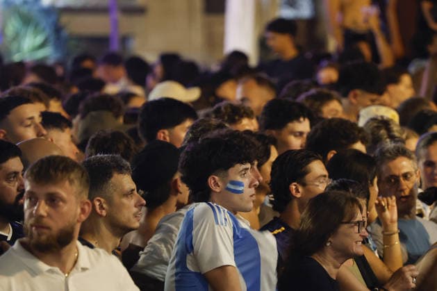 Supporters of Spain and Argentina in Rome during the FIFA World Cup, WM, Weltmeisterschaft, Fussball final ROME, ITALY - JULY 19: Supporters of Spain and Argentina gather in Rome s Campo de Fiori to watch the FIFA World Cup final between their teams, broadcast on outdoor television screens at bars and restaurants around the square, in Rome, Italy, on July 19, 2026. Riccardo De Luca Anadolu Rome Italy. Editorial use only. Please get in touch for any other usage.  Copyright: x2026xAnadoluxRiccardoxDexLucax