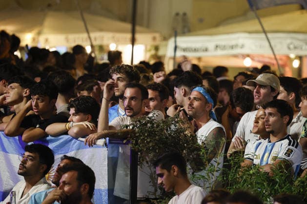 Supporters of Spain and Argentina in Rome during the FIFA World Cup, WM, Weltmeisterschaft, Fussball final ROME, ITALY - JULY 19: Supporters of Spain and Argentina gather in Rome s Campo de Fiori to watch the FIFA World Cup final between their teams, broadcast on outdoor television screens at bars and restaurants around the square, in Rome, Italy, on July 19, 2026. Riccardo De Luca Anadolu Rome Italy. Editorial use only. Please get in touch for any other usage.  Copyright: x2026xAnadoluxRiccardoxDexLucax