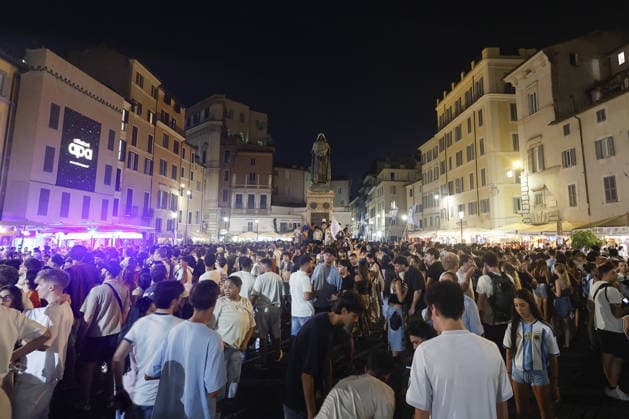 Supporters of Spain and Argentina in Rome during the FIFA World Cup, WM, Weltmeisterschaft, Fussball final ROME, ITALY - JULY 19: Supporters of Spain and Argentina gather in Rome s Campo de Fiori to watch the FIFA World Cup final between their teams, broadcast on outdoor television screens at bars and restaurants around the square, in Rome, Italy, on July 19, 2026. Riccardo De Luca Anadolu Rome Italy. Editorial use only. Please get in touch for any other usage.  Copyright: x2026xAnadoluxRiccardoxDexLucax