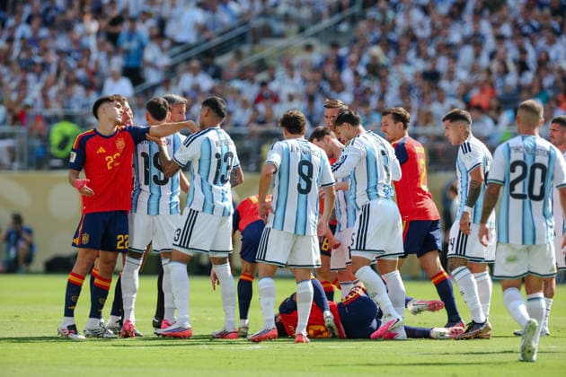 2026 FIFA World Cup, WM, Weltmeisterschaft, Fussball Final Spain v Argentina New York New Jersey Stadium 19.07.2026 Leandro Paredes of Argentina booked by referee Slavko Vin¿i¿ 2026 FIFA World Cup Final Spain v Argentina New York New Jersey Stadium 19.07.2026 Photograph By Marc Aspland The Times  Copyright: xMarcxAsplandx NINTCHDBPICT001096410105