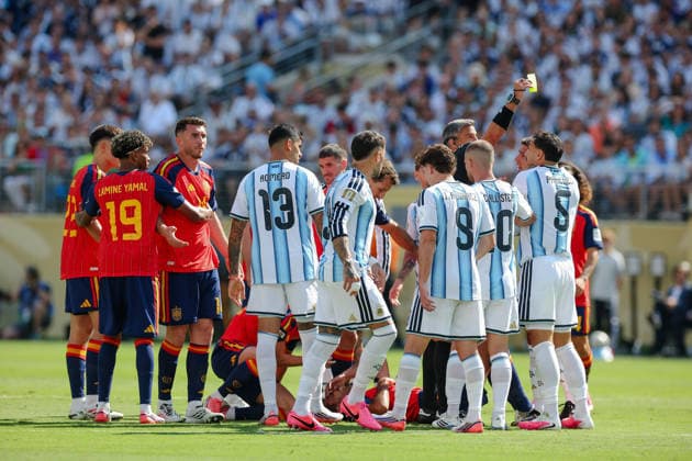 2026 FIFA World Cup, WM, Weltmeisterschaft, Fussball Final Spain v Argentina New York New Jersey Stadium 19.07.2026 Leandro Paredes of Argentina booked by referee Slavko Vin¿i¿ 2026 FIFA World Cup Final Spain v Argentina New York New Jersey Stadium 19.07.2026 Photograph By Marc Aspland The Times  Copyright: xMarcxAsplandx NINTCHDBPICT001096410121