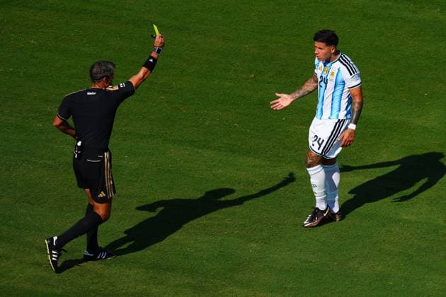 Enzo Fernandez of Argentina is shown a yellow card for his reaction Spain v Argentina, 2026 FIFA World Cup, WM, Weltmeisterschaft, Fussball Final, Football, New York New Jersey Stadium, East Rutherford, New Jersey, USA - 19 Jul 2026East Rutherford New York New Jersey Stadium New Jersey (NJ) United States of America  Copyright: xJavierxGarcia Shutterstockx 16995474cf