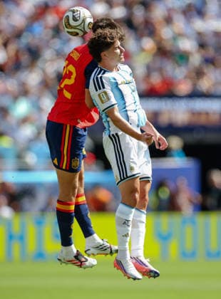 2026 FIFA World Cup, WM, Weltmeisterschaft, Fussball Final Spain v Argentina New York New Jersey Stadium 19.07.2026 Pau Cubarsi of Spain and Juli¿n clvarez of Argentina 2026 FIFA World Cup Final Spain v Argentina New York New Jersey Stadium 19.07.2026 Photograph By Marc Aspland The Times  Copyright: xMarcxAsplandx NINTCHDBPICT001096410202