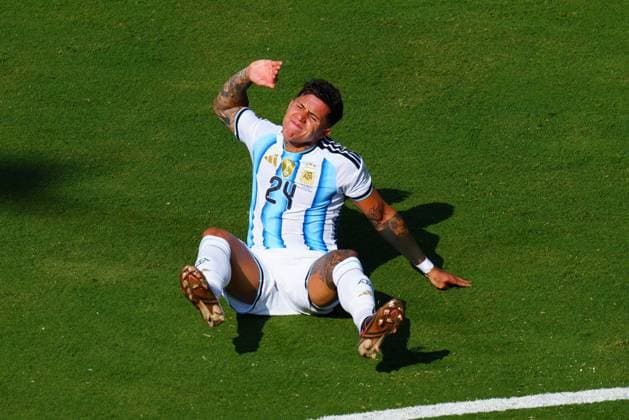 Enzo Fernandez of Argentina is shown a yellow card for his reaction Spain v Argentina, 2026 FIFA World Cup, WM, Weltmeisterschaft, Fussball Final, Football, New York New Jersey Stadium, East Rutherford, New Jersey, USA - 19 Jul 2026East Rutherford New York New Jersey Stadium New Jersey (NJ) United States of America  Copyright: xJavierxGarcia Shutterstockx 16995474cg