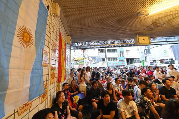 Fans watch FIFA World Cup, WM, Weltmeisterschaft, Fussball final in Tokyo TOKYO, JAPAN - JULY 20: Football supporters watch the FIFA World Cup 2026 final between Spain and Argentina inside a sports bar in Tokyo s Shibuya district during the early hours of July 20, 2026, in Tokyo, Japan. David Mareuil Anadolu Tokyo Japan. Editorial use only. Please get in touch for any other usage.  Copyright: x2026xAnadoluxDavidxMareuilx