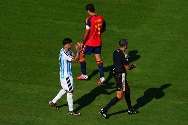 Enzo Fernandez of Argentina sarcastically applauds the referee after being shown a yellow card Spain v Argentina, 2026 FIFA World Cup, WM, Weltmeisterschaft, Fussball Final, Football, New York New Jersey Stadium, East Rutherford, New Jersey, USA - 19 Jul 2026East Rutherford New York New Jersey Stadium New Jersey (NJ) United States of America  Copyright: xJavierxGarcia Shutterstockx 16995474ch