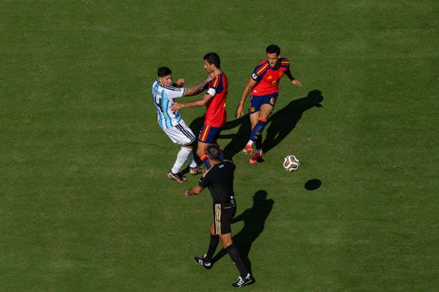 Football - FIFA World Cup, WM, Weltmeisterschaft, Fussball 2026 - Final - Spain v Argentina NEW JERSEY, USA - Sunday, July 19, 2026: Argentina s Enzo Fernandez (L) holds Spain s captain Rodrigo Hernandez Cascante Rodri s neck as he reacts to the foul on team-mate Mikel Merino during the FIFA World Cup Final 2026 between Spain and Argentina at the Met Life Stadium. (Photo by David Rawcliffe Propaganda) EAST RUTHERFORD Met Life Stadium NEW JERSEY UNITED STATES OF AMERICA  Copyright: xDavidxRawcliffex P2026-07-19-Spain_Argentina-98