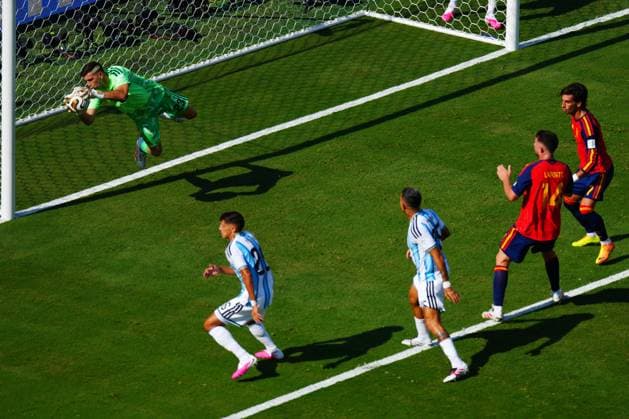 Emiliano Martinez of Argentina makes a save Spain v Argentina, 2026 FIFA World Cup, WM, Weltmeisterschaft, Fussball Final, Football, New York New Jersey Stadium, East Rutherford, New Jersey, USA - 19 Jul 2026East Rutherford New York New Jersey Stadium New Jersey (NJ) United States of America  Copyright: xJavierxGarcia Shutterstockx 16995474ce