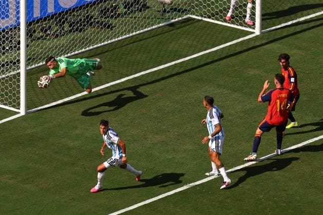 Emiliano Martinez of Argentina makes a save Spain v Argentina, 2026 FIFA World Cup, WM, Weltmeisterschaft, Fussball Final, Football, New York New Jersey Stadium, East Rutherford, New Jersey, USA - 19 Jul 2026East Rutherford New York New Jersey Stadium New Jersey (NJ) United States of America  Copyright: xMichaelxZemanek Shutterstockx 16995475bq