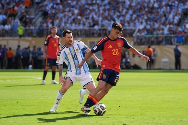 Pedri of Spain and Lionel Messi of Argentina Spain v Argentina, 2026 FIFA World Cup, WM, Weltmeisterschaft, Fussball Final, Football, New York New Jersey Stadium, East Rutherford, New Jersey, USA - 19 Jul 2026East Rutherford New York New Jersey Stadium New Jersey (NJ) United States of America  Copyright: xIsmaelxAdnan Shutterstockx 16998023eg