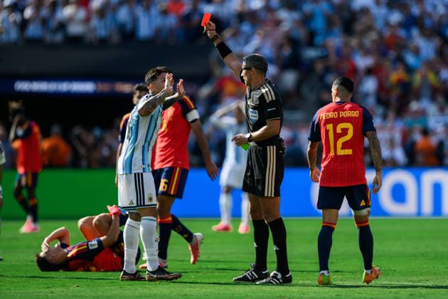 260719 Enzo Fernandez of Argentina is shown a red card by Referee Slavko Vincic during the FIFA World Cup, WM, Weltmeisterschaft, Fussball 2026 final football match between Spain and Argentina on July 19, 2026 in East Rutherford, New Jersey. Photo: Joel Marklund BILDBYRAN kod JM JM0829 bbeng fotboll football soccer fotball vm fotbolls-vm fotball-vm fotbolls-vm 2026 fifa world cup 2026 final *** July 19, 2026: Enzo Fernández of Argentina is shown a red card by Referee Slavko Vincic during the 2026 FIFA World Cup final soccer match between Spain and Argentina on July 19, 2026 in East Rutherford, New Jersey. Photo by Joel Marklund. BILDBYRAN code JM JM0829 bbeng soccer football soccer World Cup soccer World Cup 2026 FIFA World Cup 2026 final  Copyright: JOELxMARKLUND BB260719JM069