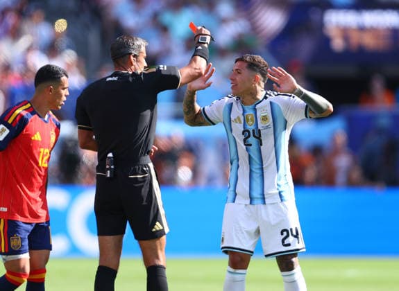 Sport Bilder des Tages New Jersey, USA, 19th July 2026. Enzo Fernandez of Argentina receives a red card during the Spain vs Argentina FIFA World Cup, WM, Weltmeisterschaft, Fussball final match at the Metlife Stadium, New Jersey. Picture credit should read: Paul Terry Sportimage EDITORIAL USE ONLY. No use with unauthorised audio, video, data, fixture lists, club league logos or live services. Online in-match use limited to 120 images, no video emulation. No use in betting, games or single club league player publications. SPI_070_PT_Spain_Argentina SPI-4862-0070
