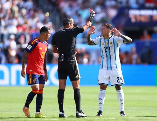New Jersey, USA, 19th July 2026. Enzo Fernandez of Argentina receives a red card during the Spain vs Argentina FIFA World Cup, WM, Weltmeisterschaft, Fussball final match at the Metlife Stadium, New Jersey. Picture credit should read: Paul Terry Sportimage EDITORIAL USE ONLY. No use with unauthorised audio, video, data, fixture lists, club league logos or live services. Online in-match use limited to 120 images, no video emulation. No use in betting, games or single club league player publications. SPI_071_PT_Spain_Argentina SPI-4862-0071